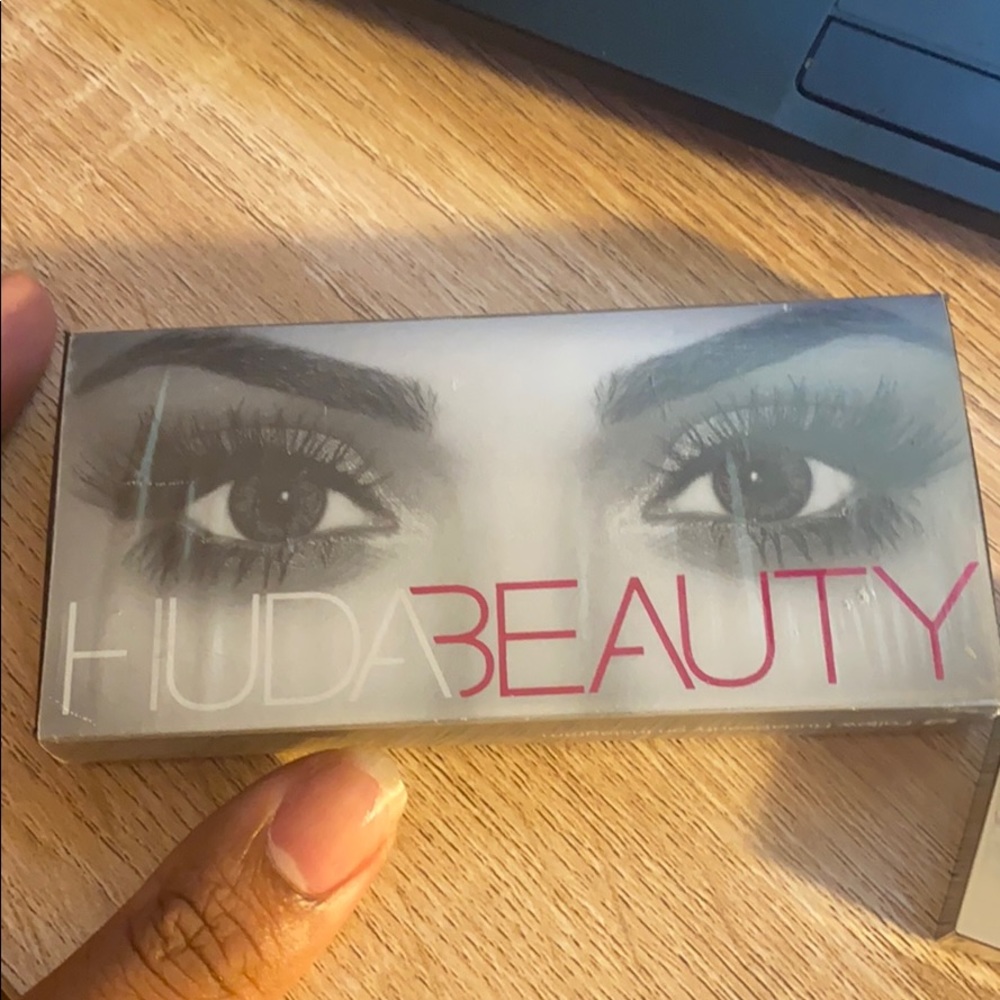 Huda Beauty Lashes plus additional pair - Picture 4 of 7